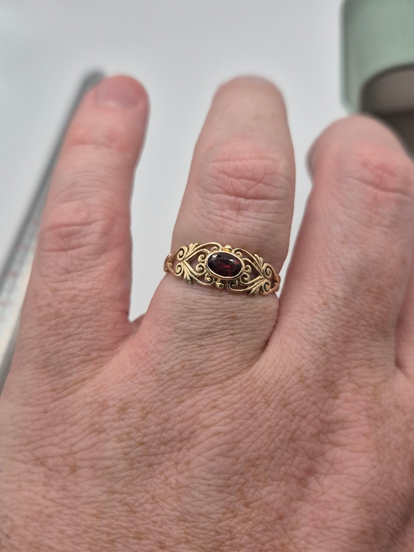 9ct gold garnet ring