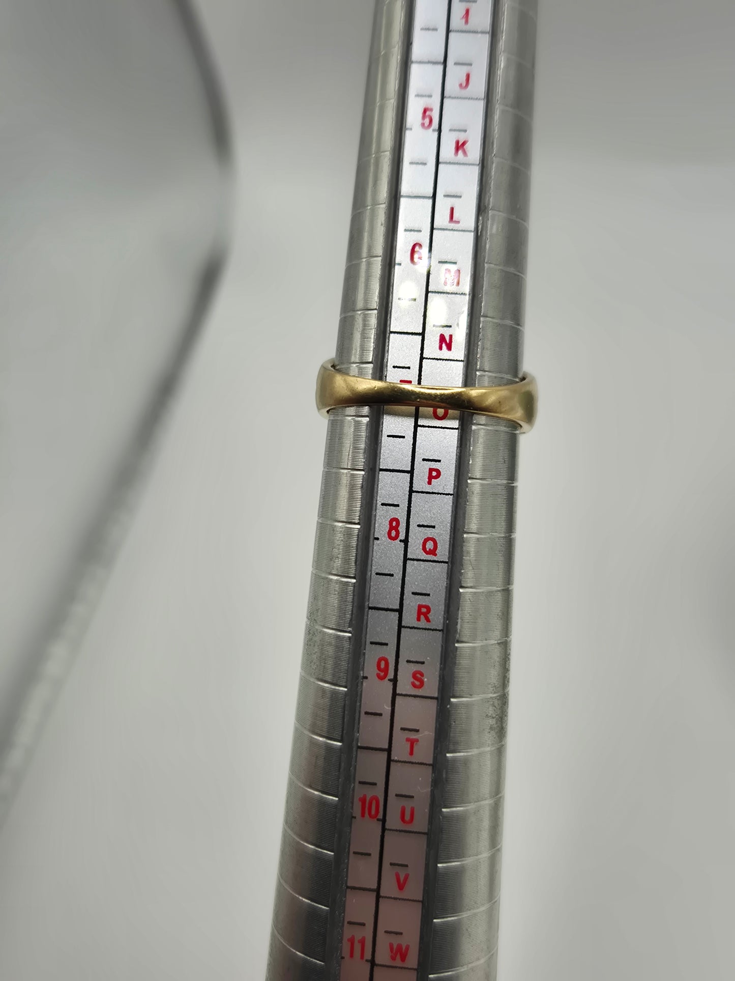 9ct gold garnet ring