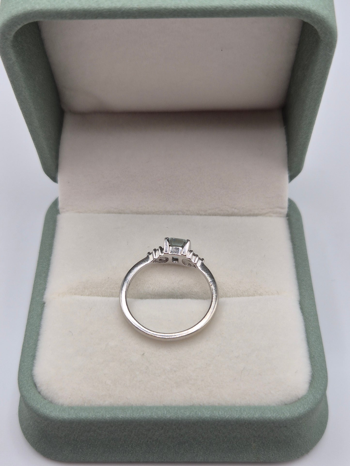 9ct white gold aquamarine and diamond ring