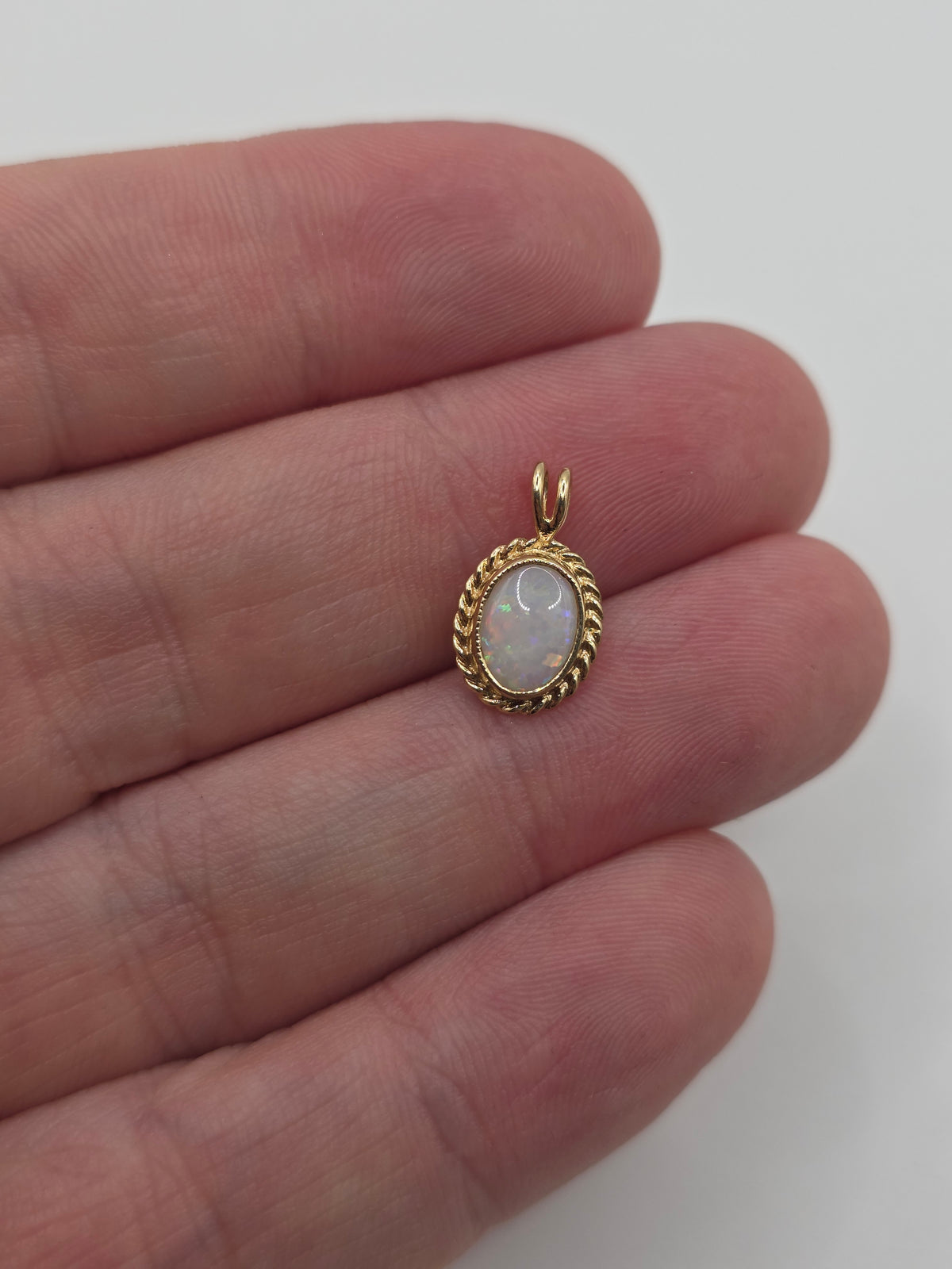 9ct gold opal pendant
