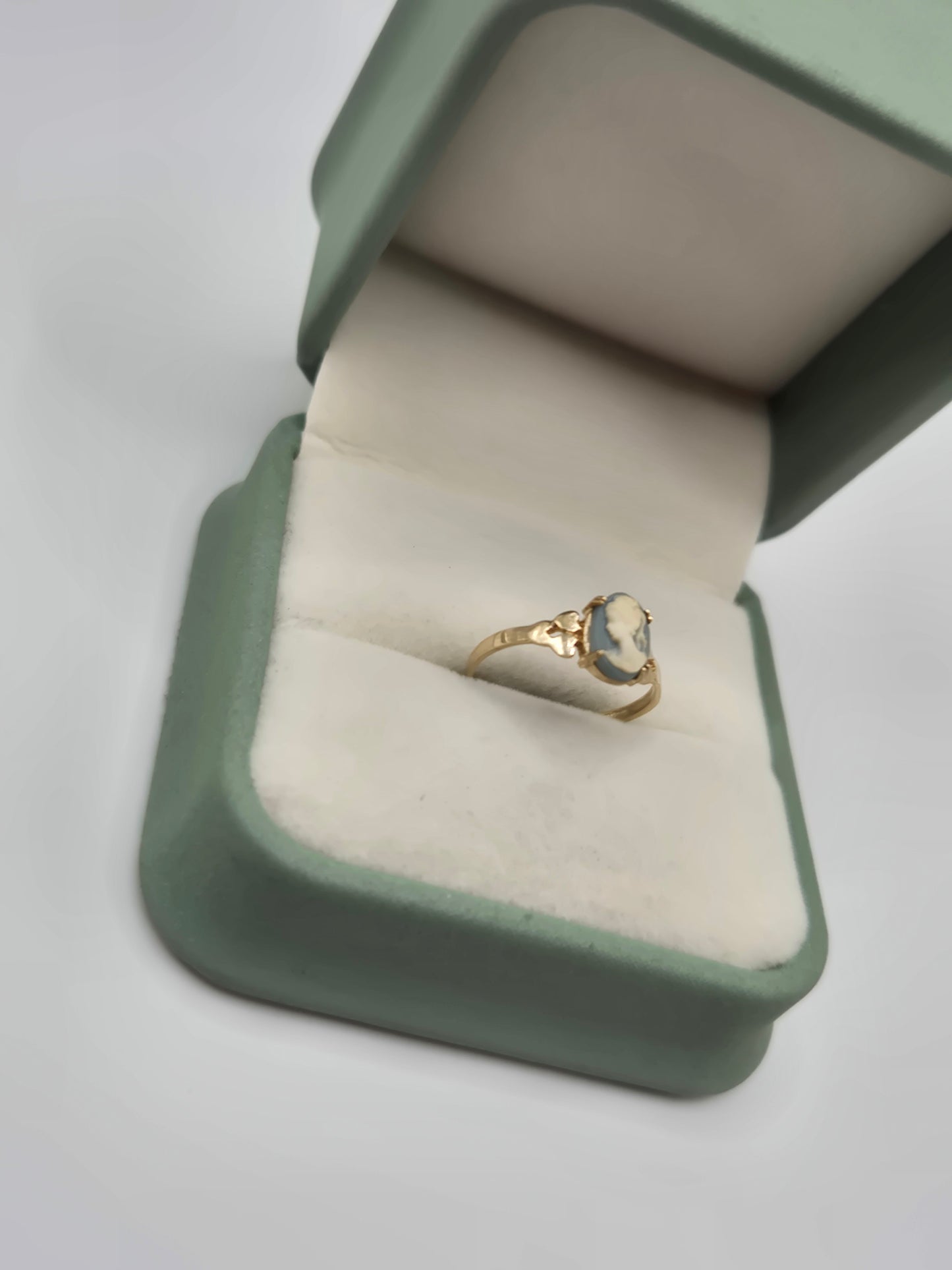 9ct gold wedgewood ring