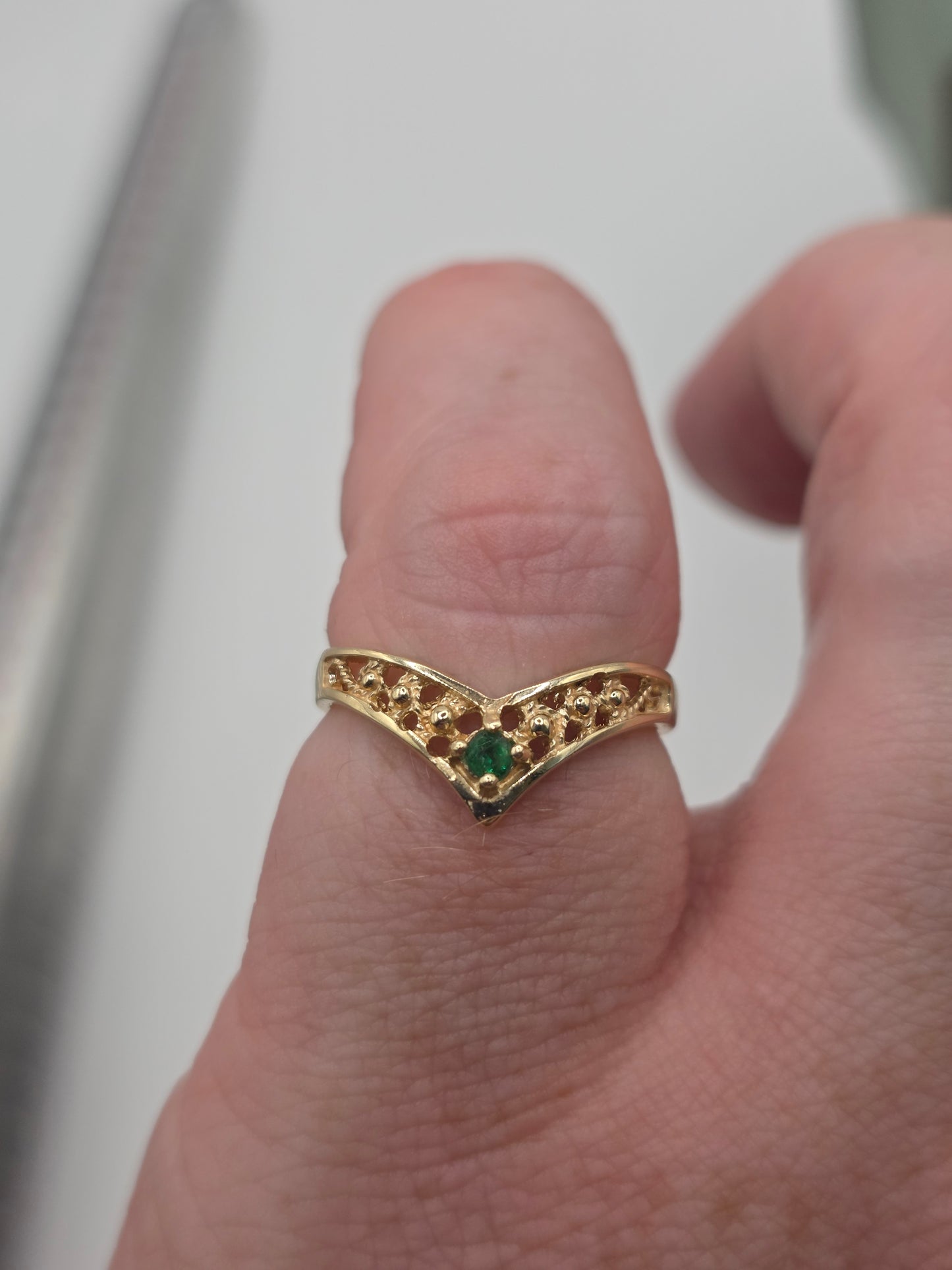 9ct gold emerald wishbone ring