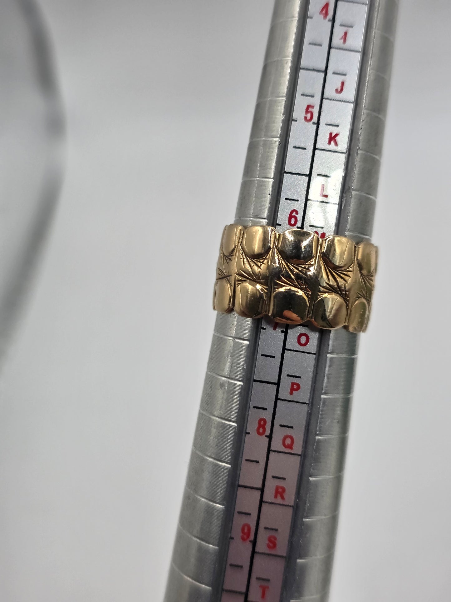9ct gold patterned band ring