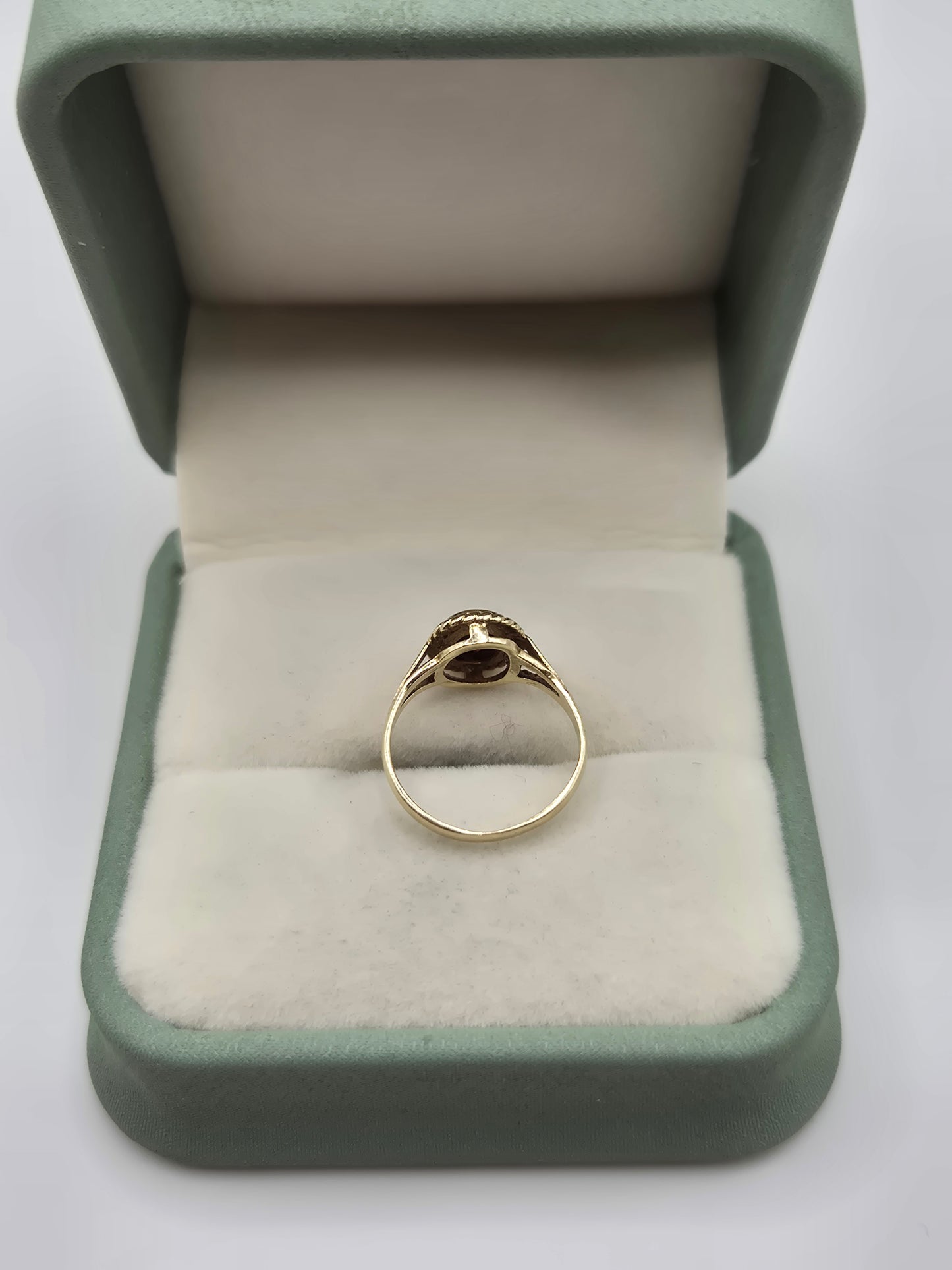 9ct gold garnet ring
