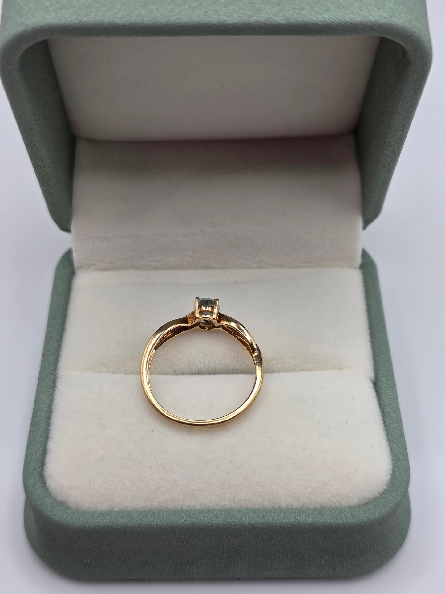 9ct gold aquamarine and diamond ring