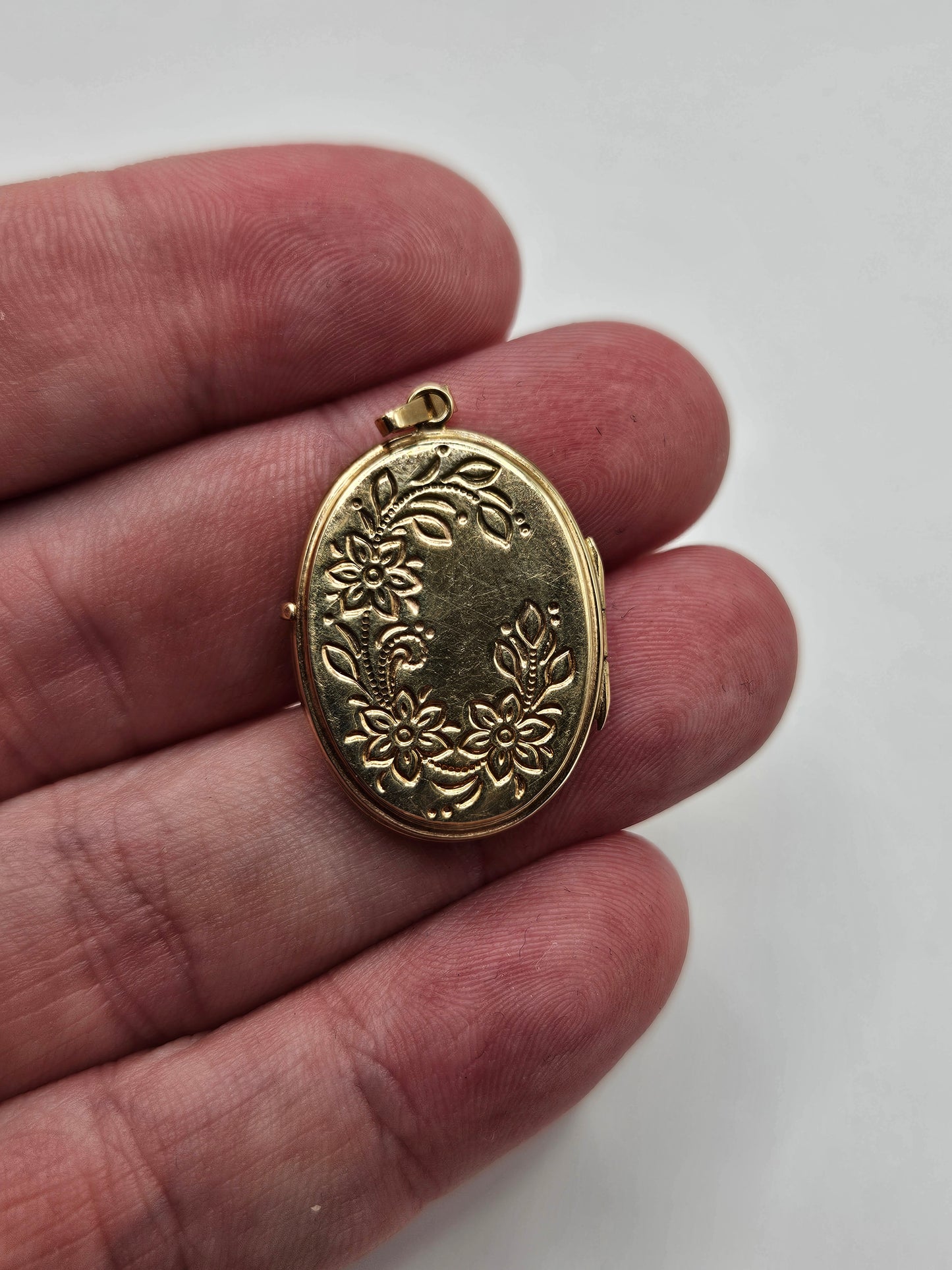 9ct gold floral locket