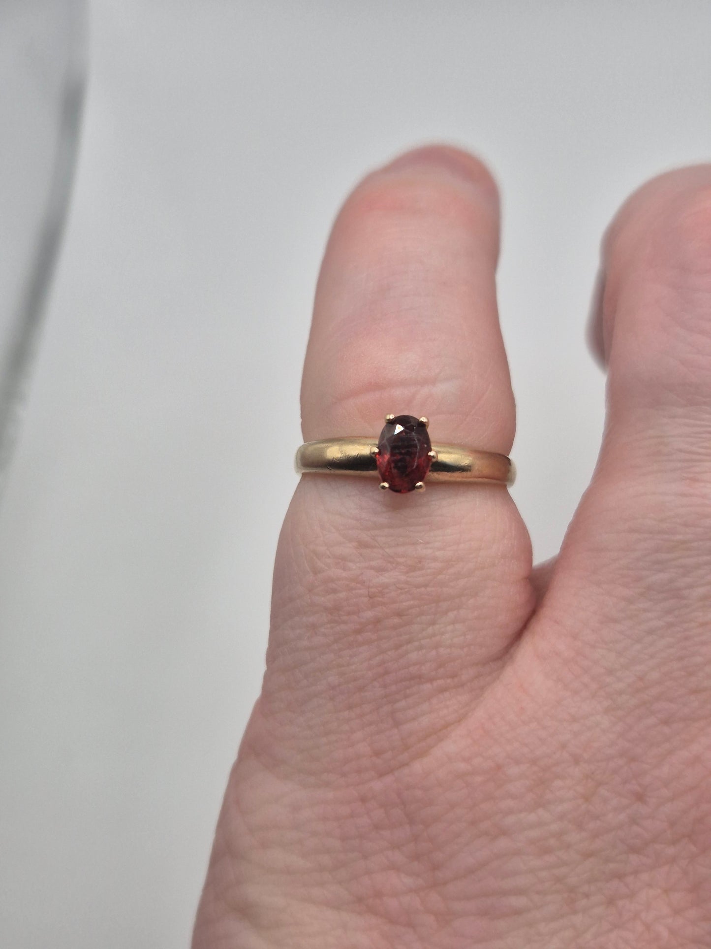 9ct gold garnet ring