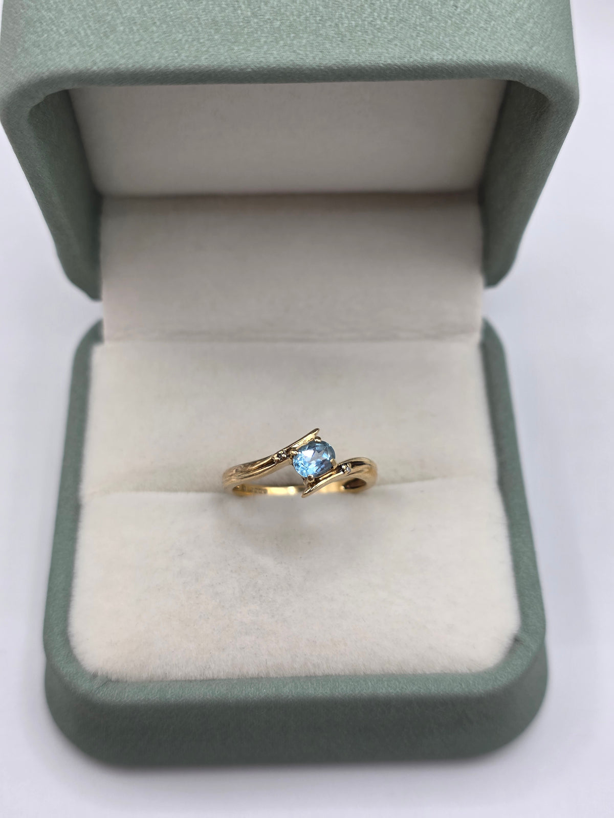 9ct gold topaz ring