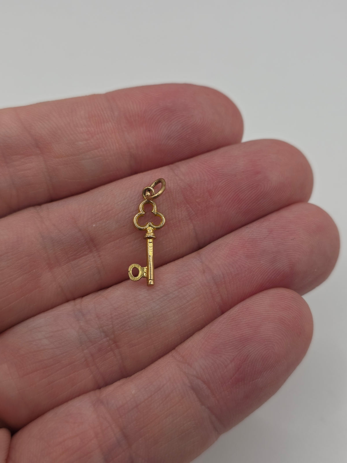 9ct gold initial O key charm