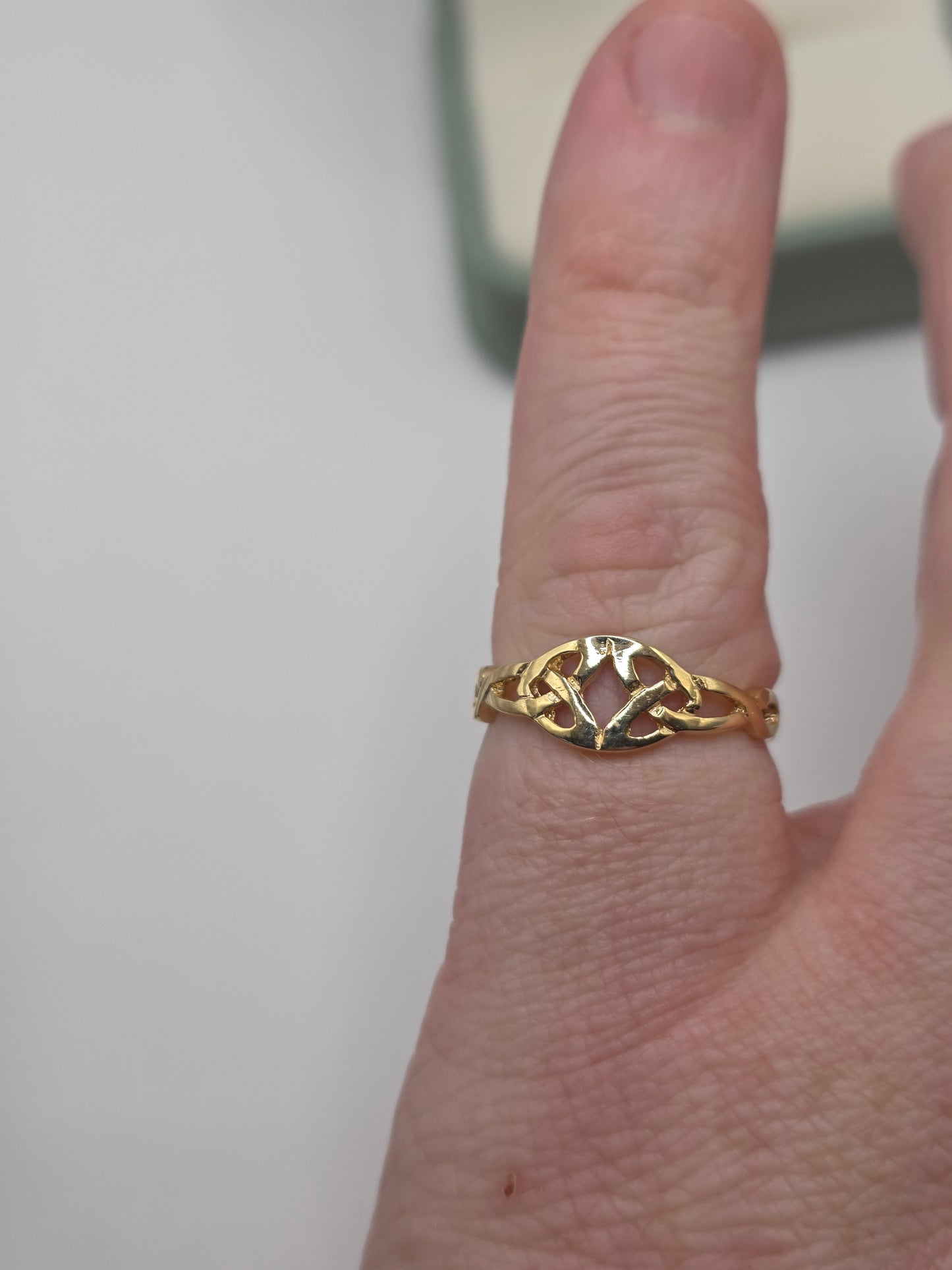 9ct gold celtic ring