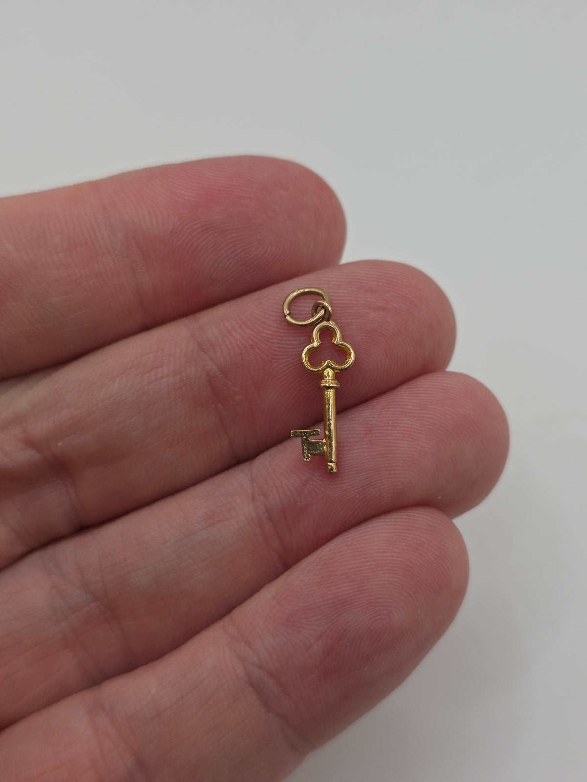 9ct gold initial T key charm