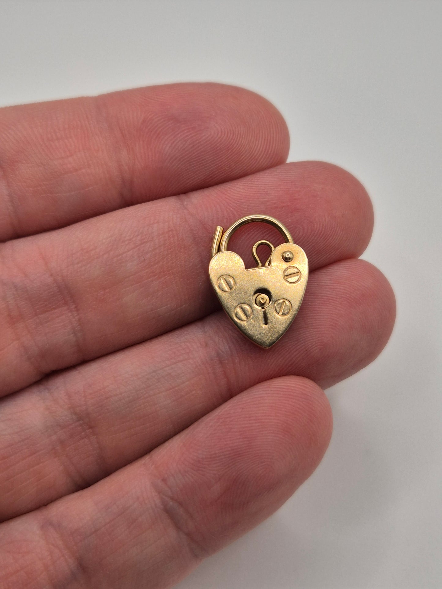 9ct gold padlock (10)