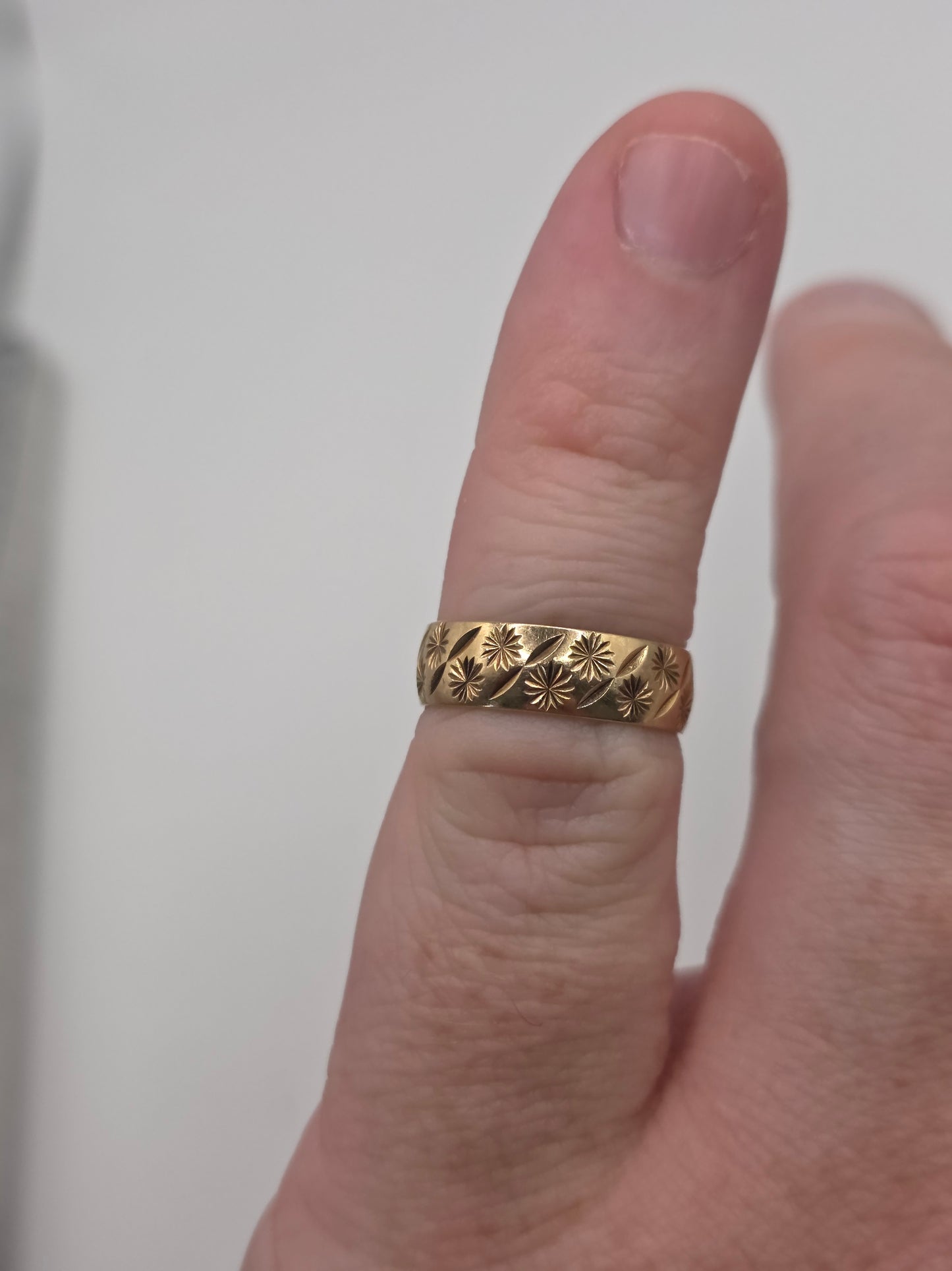 9ct gold patterned band ring