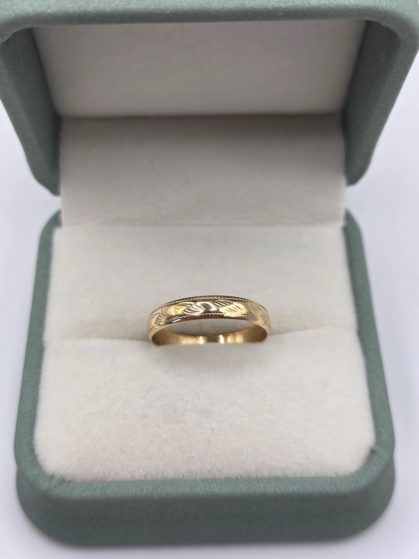 9ct gold patterned band ring