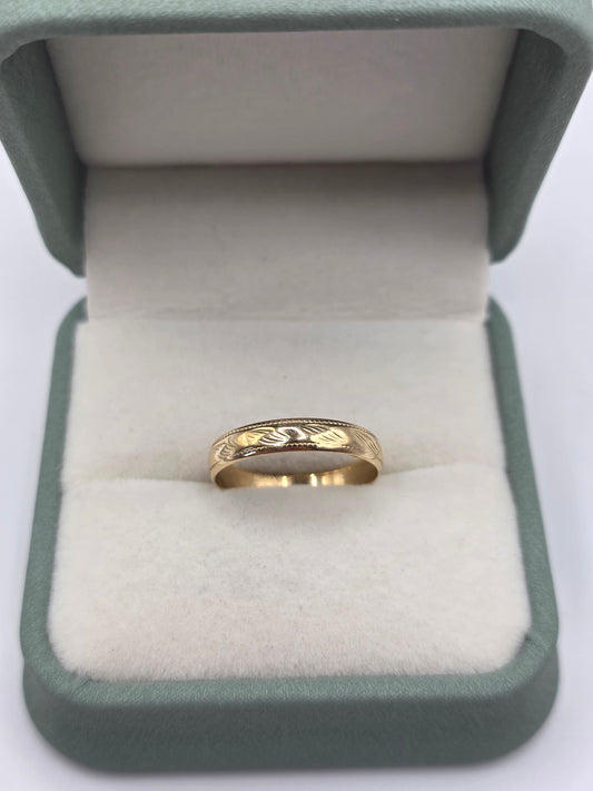 9ct gold patterned band ring