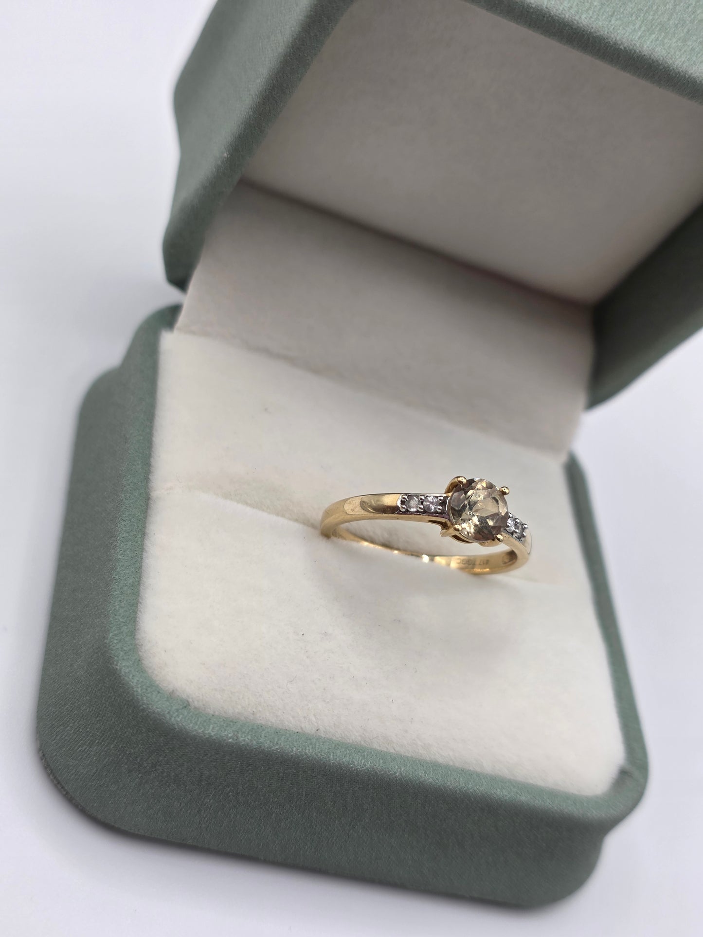 9ct gold spinel ring