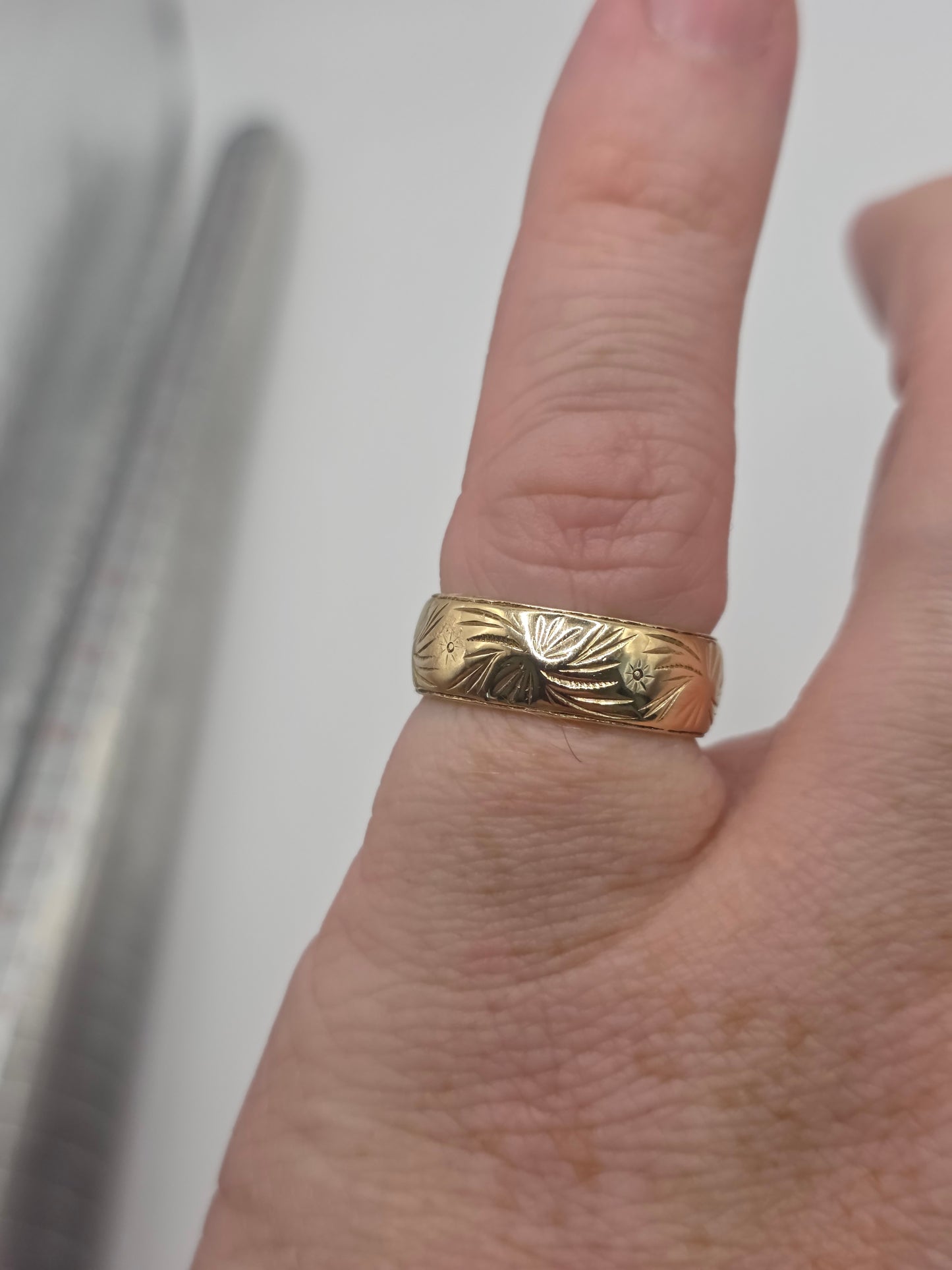 9ct gold patterned band ring