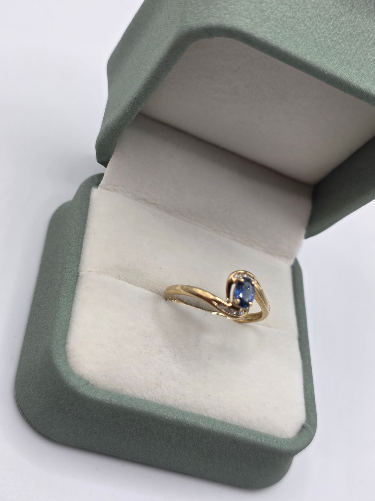 9ct gold sapphire and diamond ring