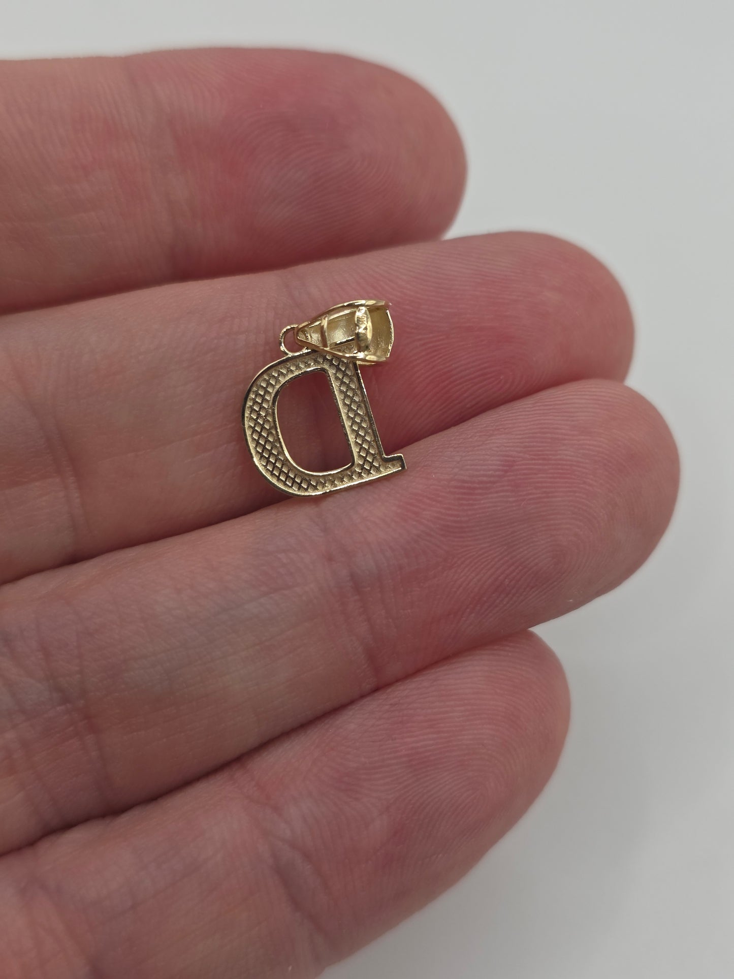 9ct gold initial D pendant