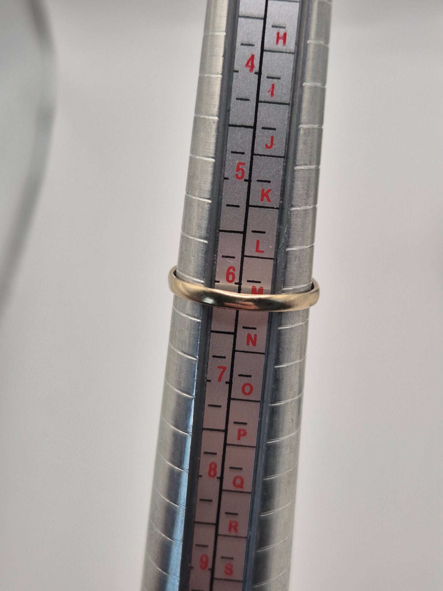 9ct gold garnet ring