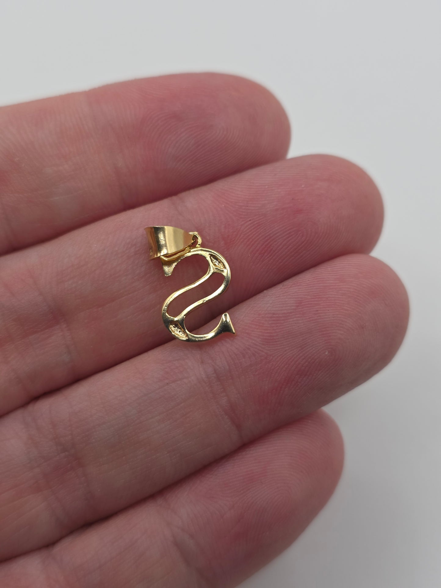 18ct gold initial S pendant