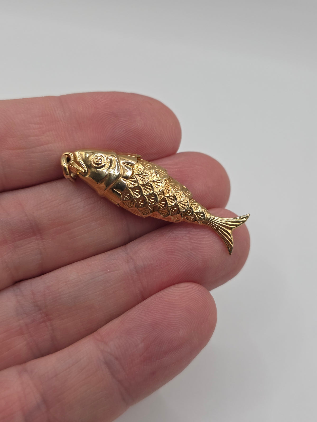 9ct gold articulated fish pendant