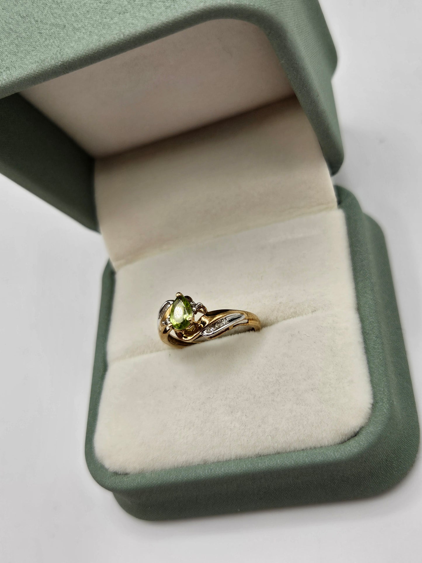 9ct two tone peridot and diamond ring