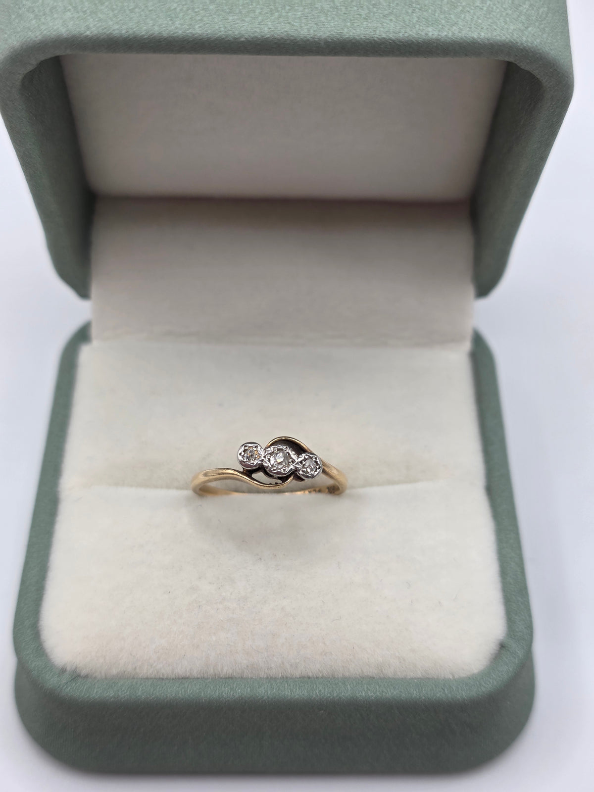 Vintage 9ct gold and platinum diamond ring