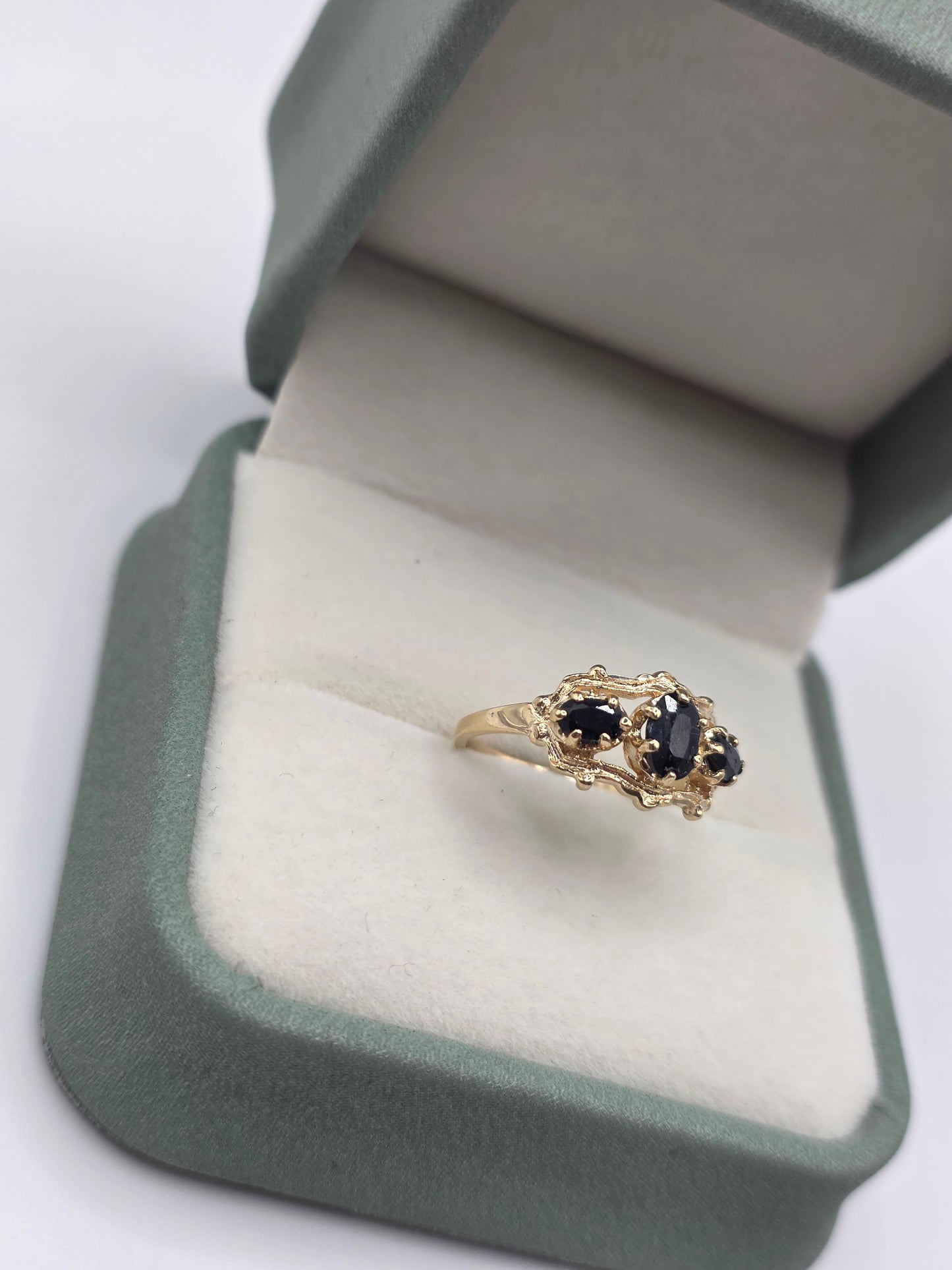9ct gold sapphire ring