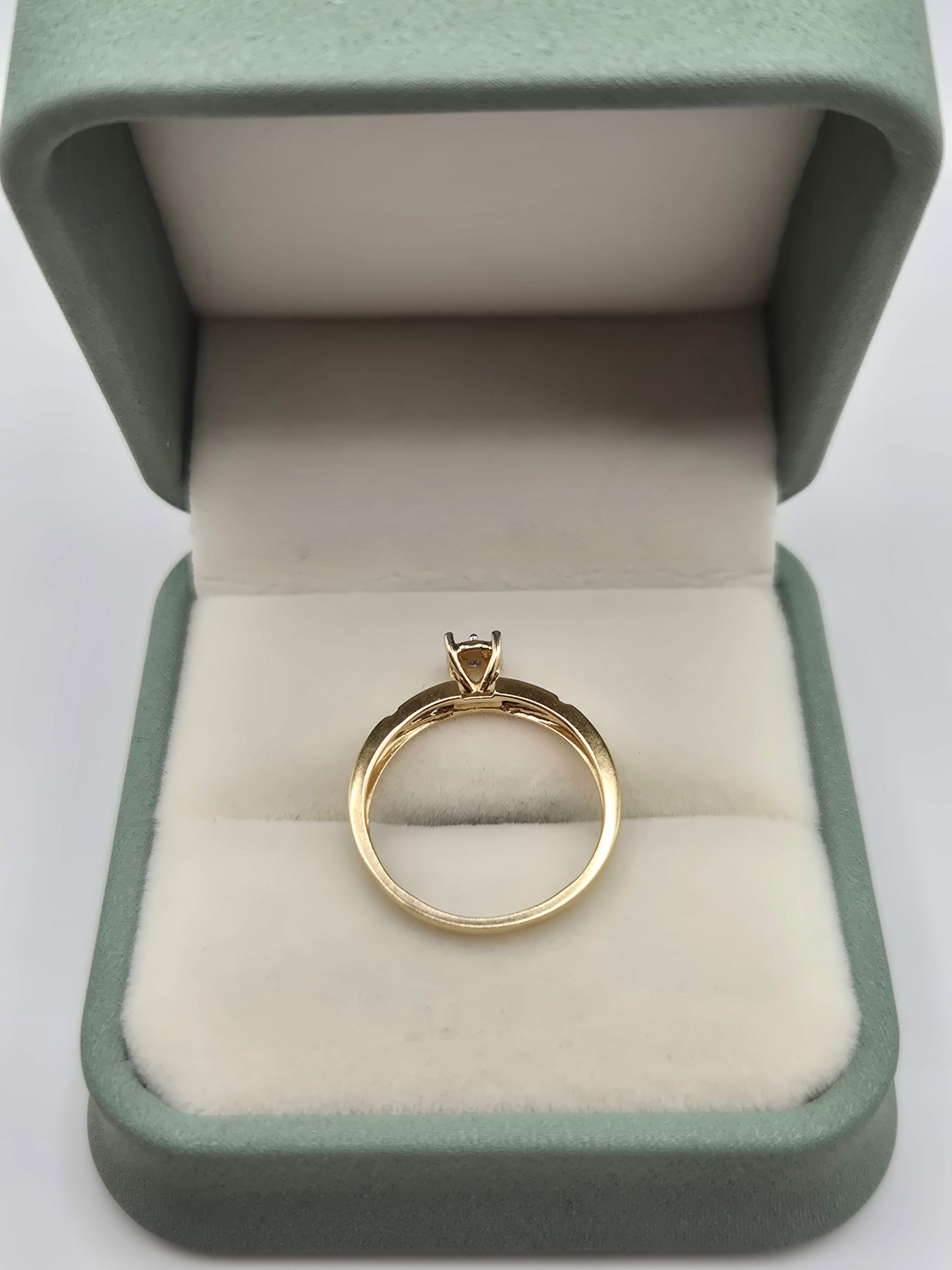 9ct gold diamond ring