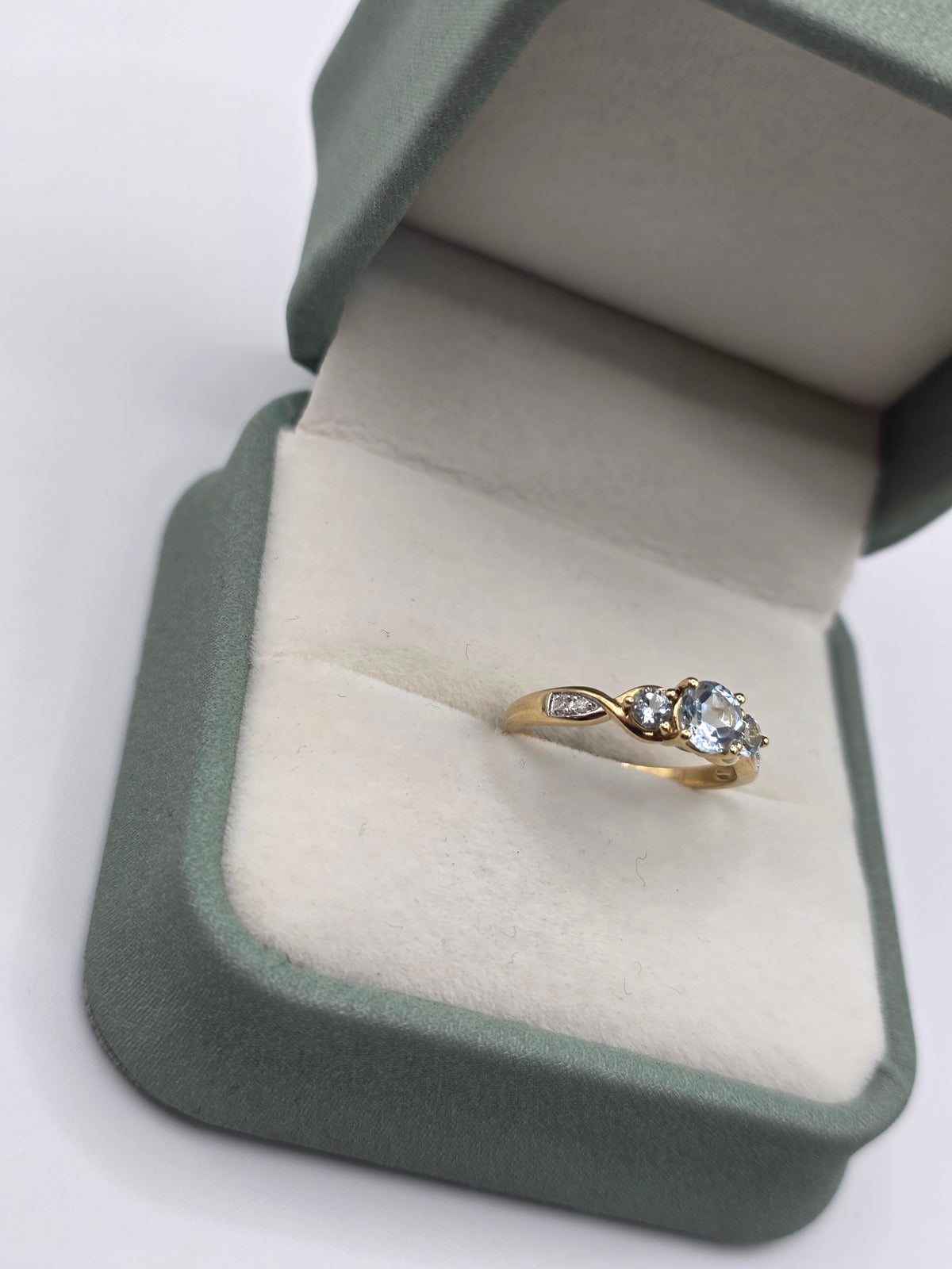 9ct gold aquamarine and diamond ring