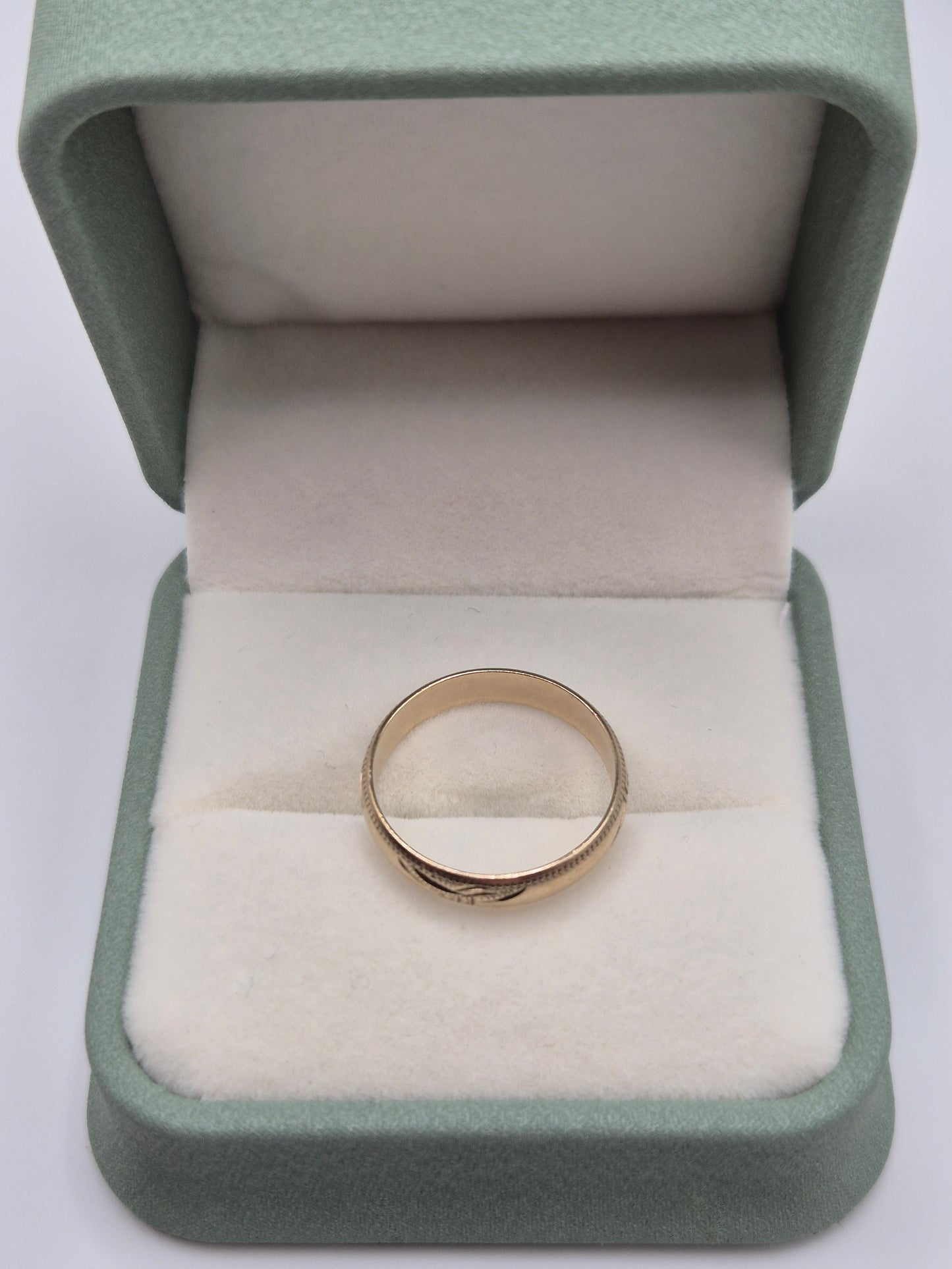 9ct gold patterned band ring