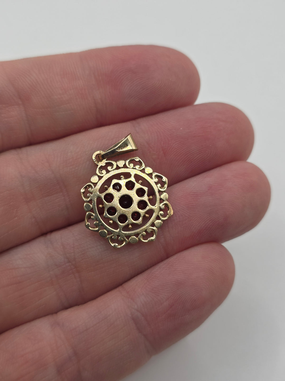 9ct gold garnet pendant