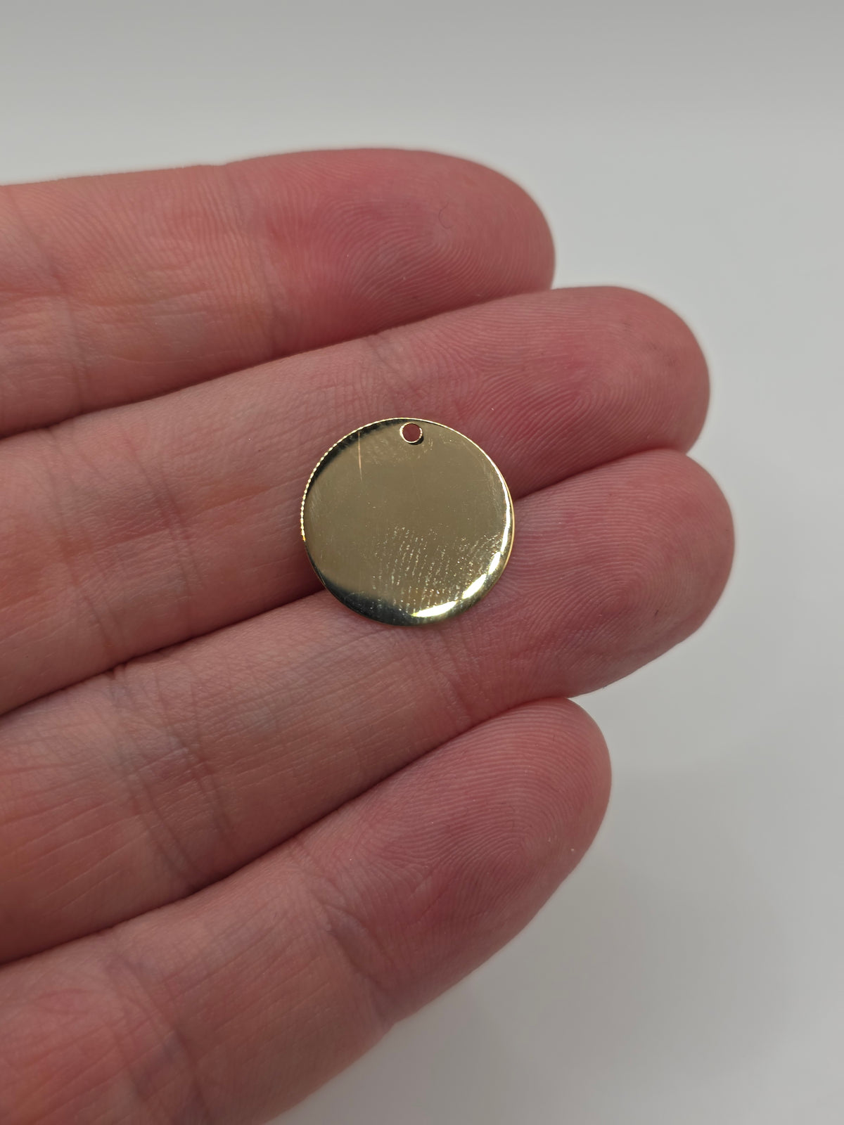 9ct gold 16mm round pendant
