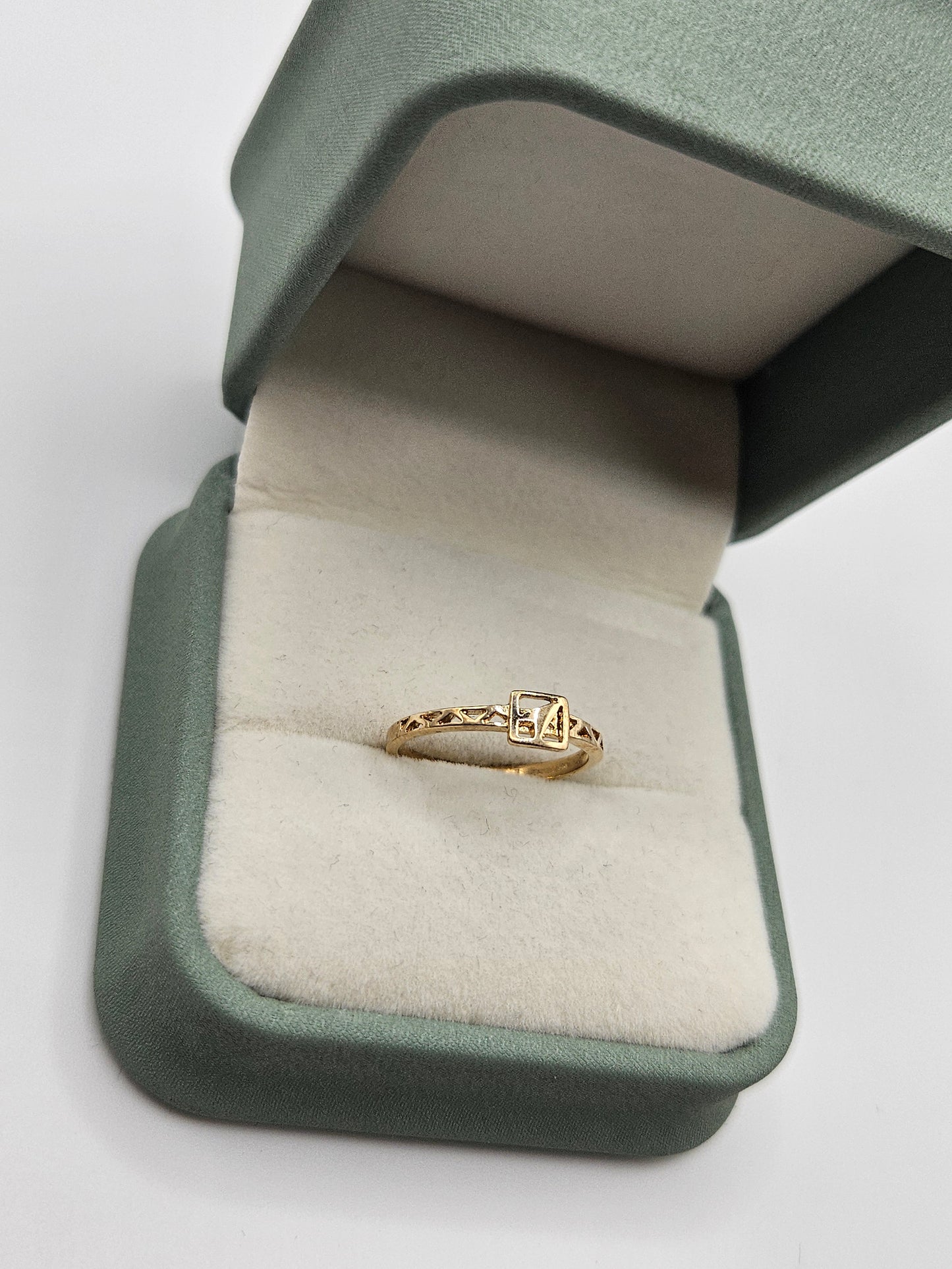 9ct gold patterned ring