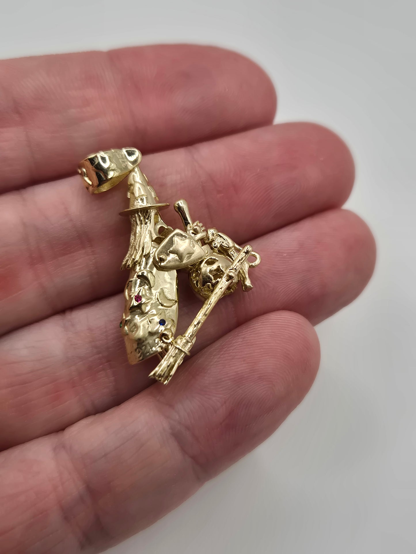 9ct gold witch and cauldron pendant