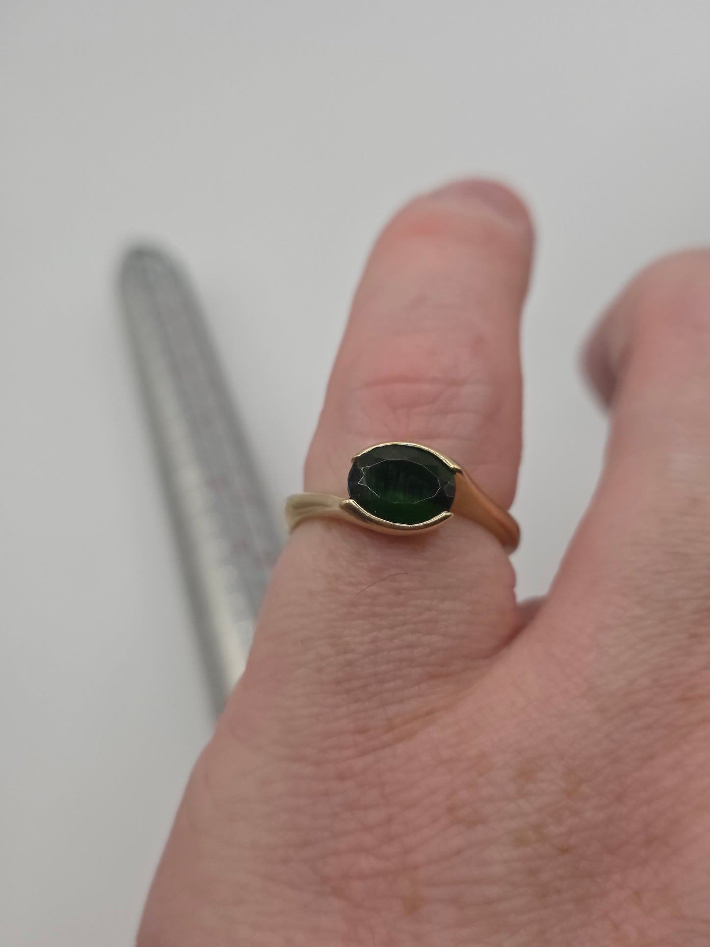 Heavy 9ct gold diopside ring