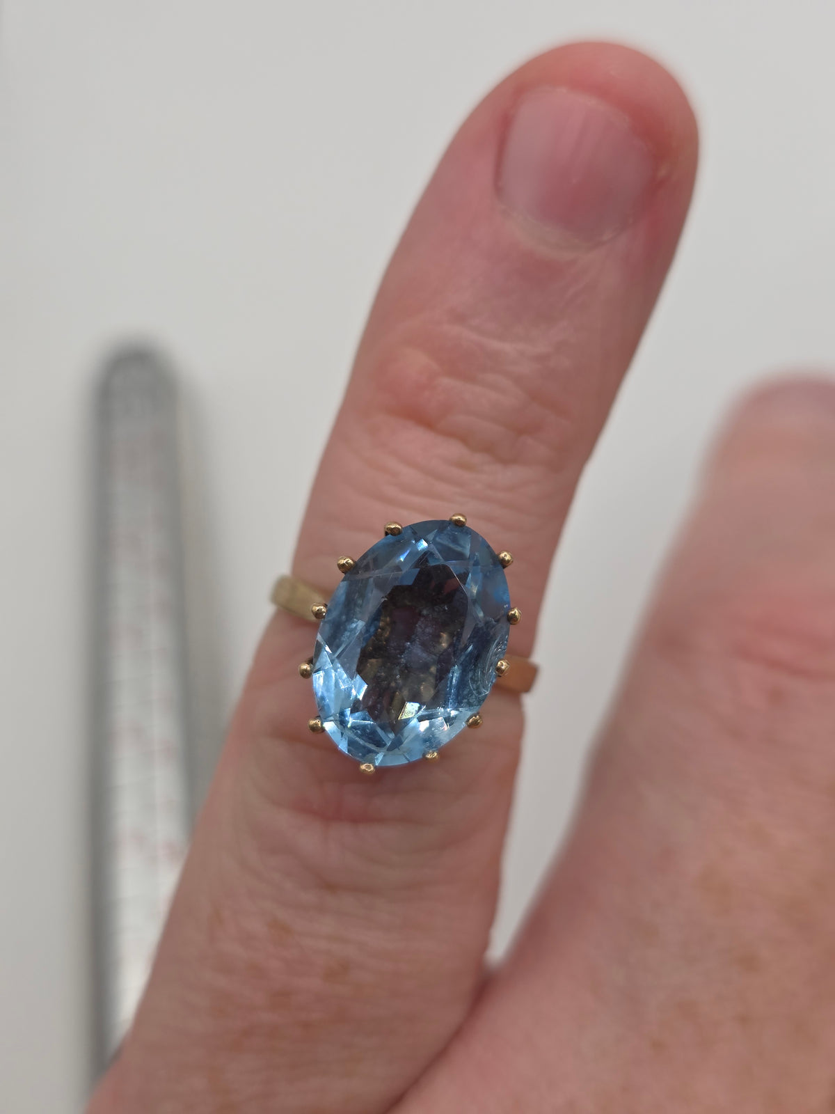 Vintage 9ct gold blue zircon ring