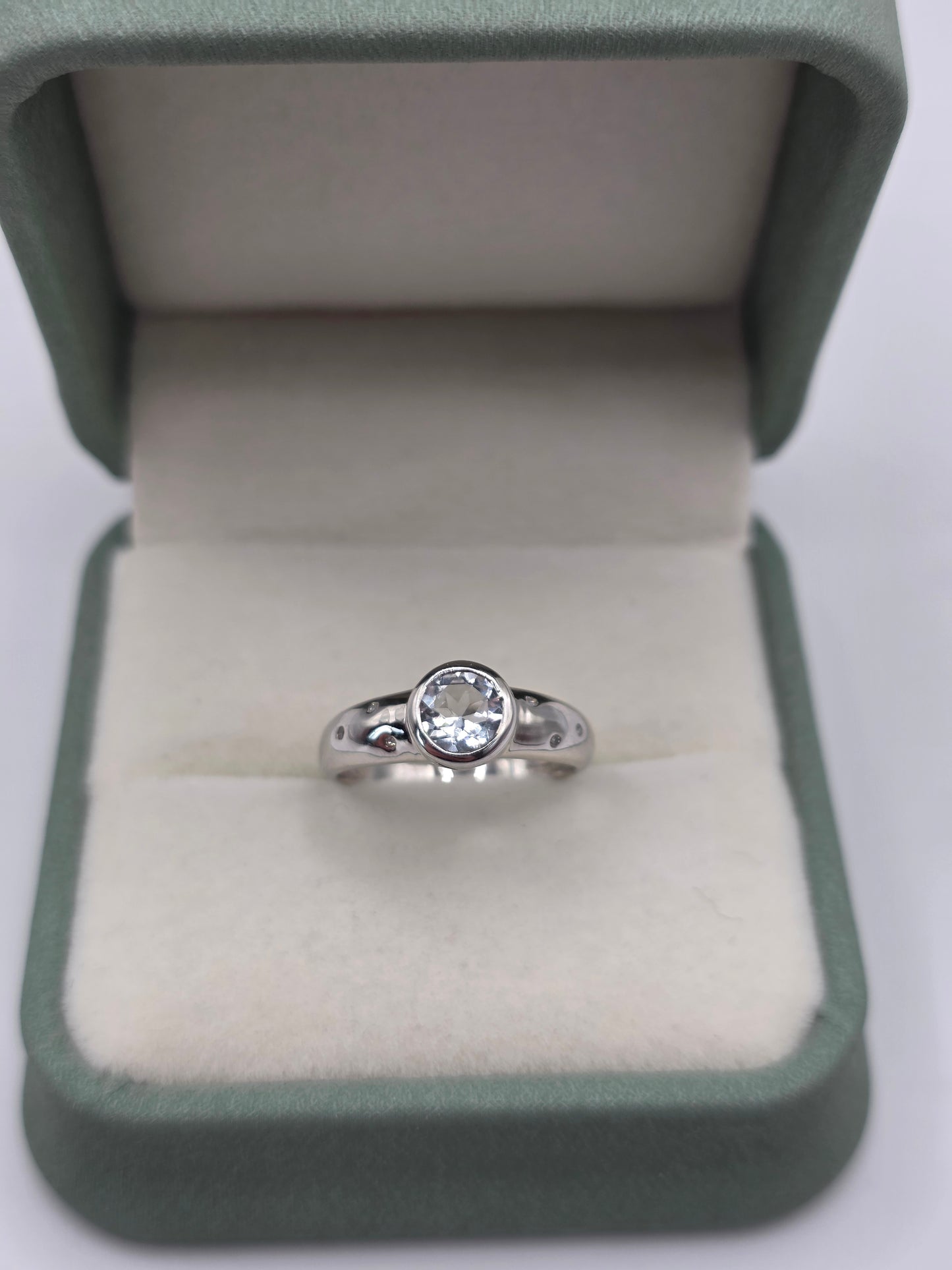 9ct white gold aquamarine and diamond ring