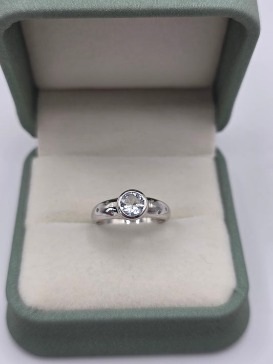 9ct white gold aquamarine and diamond ring