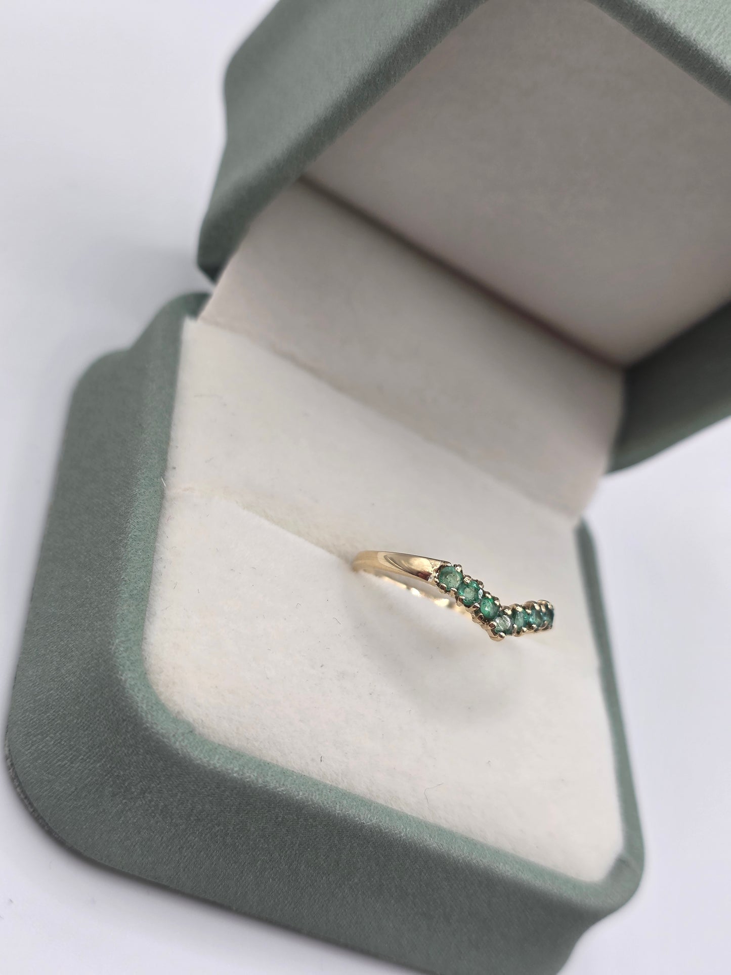 9ct gold emerald wishbone ring