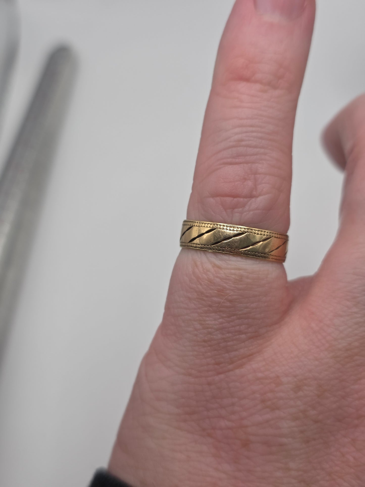 9ct gold patterned band ring