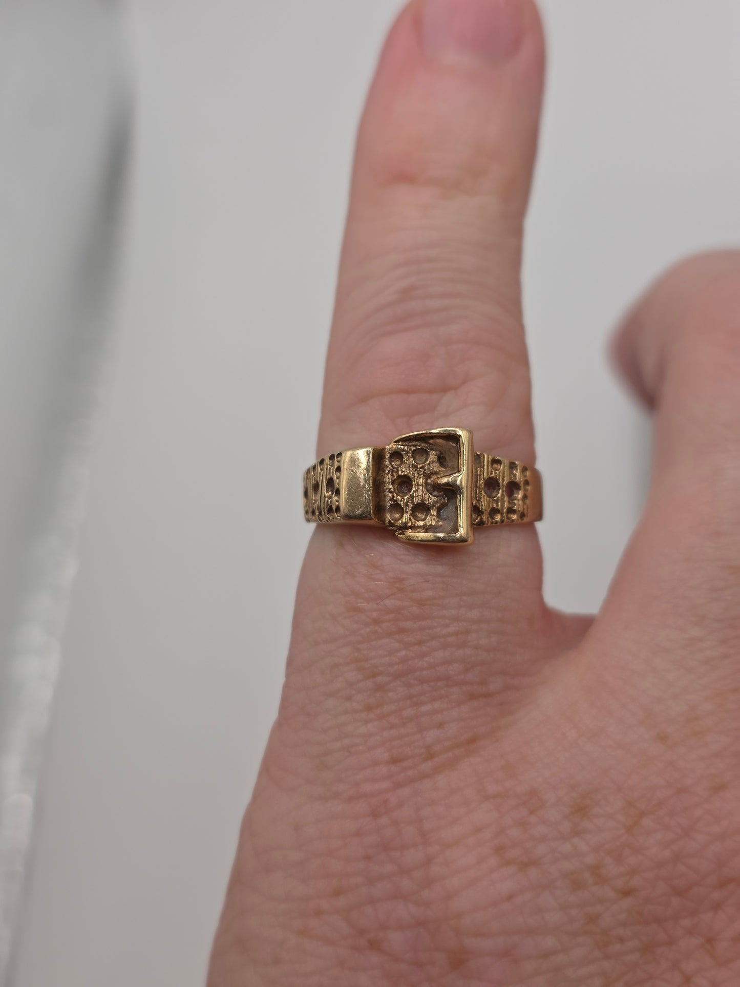 Vintage 9ct gold buckle ring