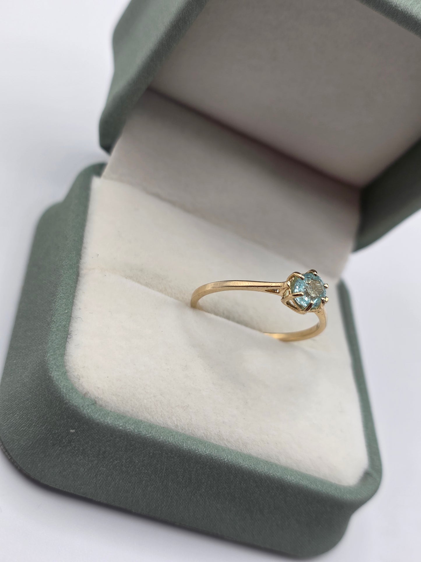9ct gold aquamarine ring