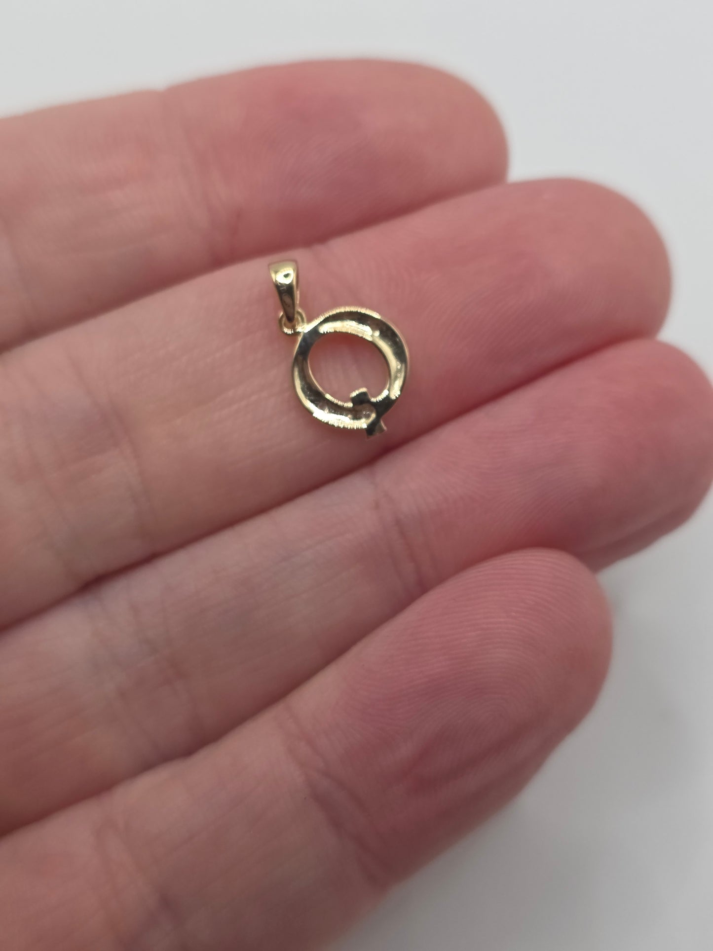 9ct gold diamond initial Q pendant