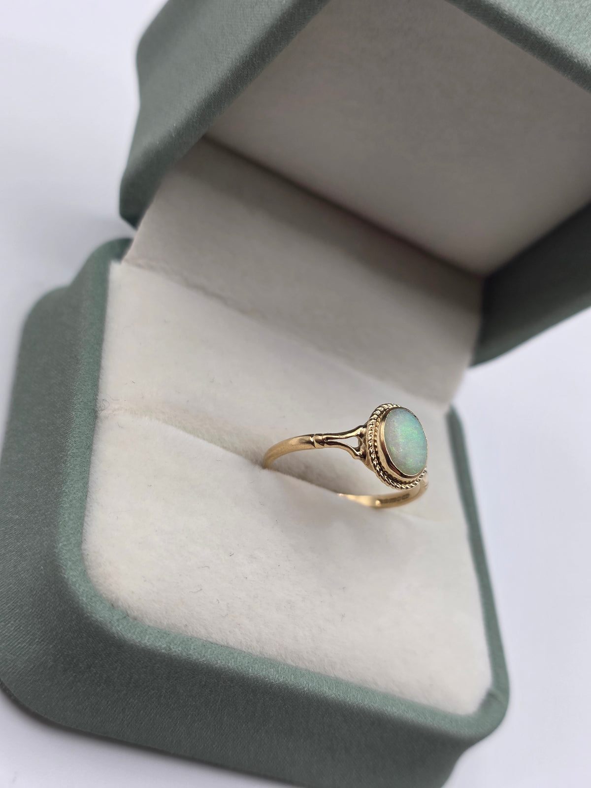 9ct gold opal ring