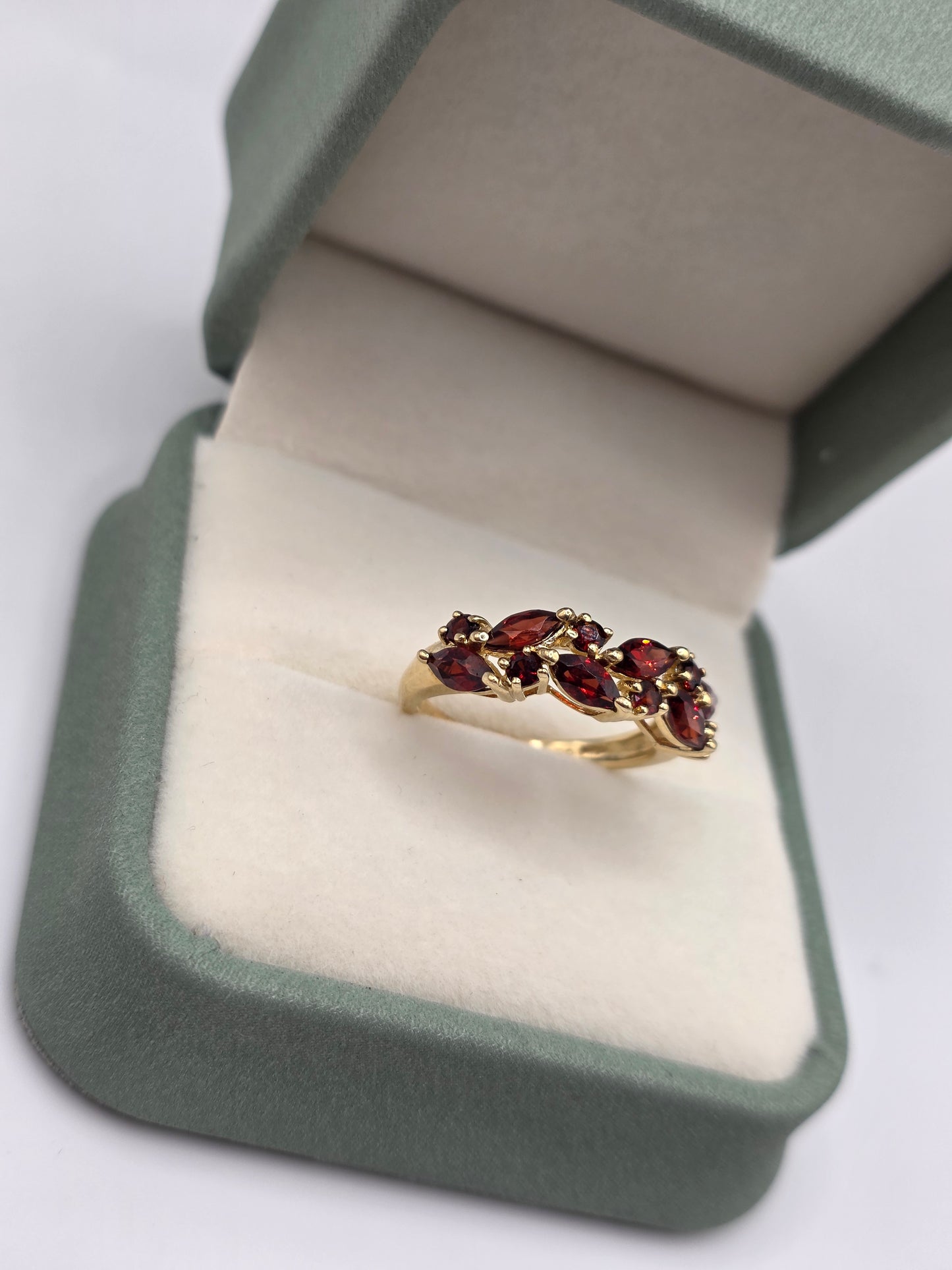 9ct gold garnet ring