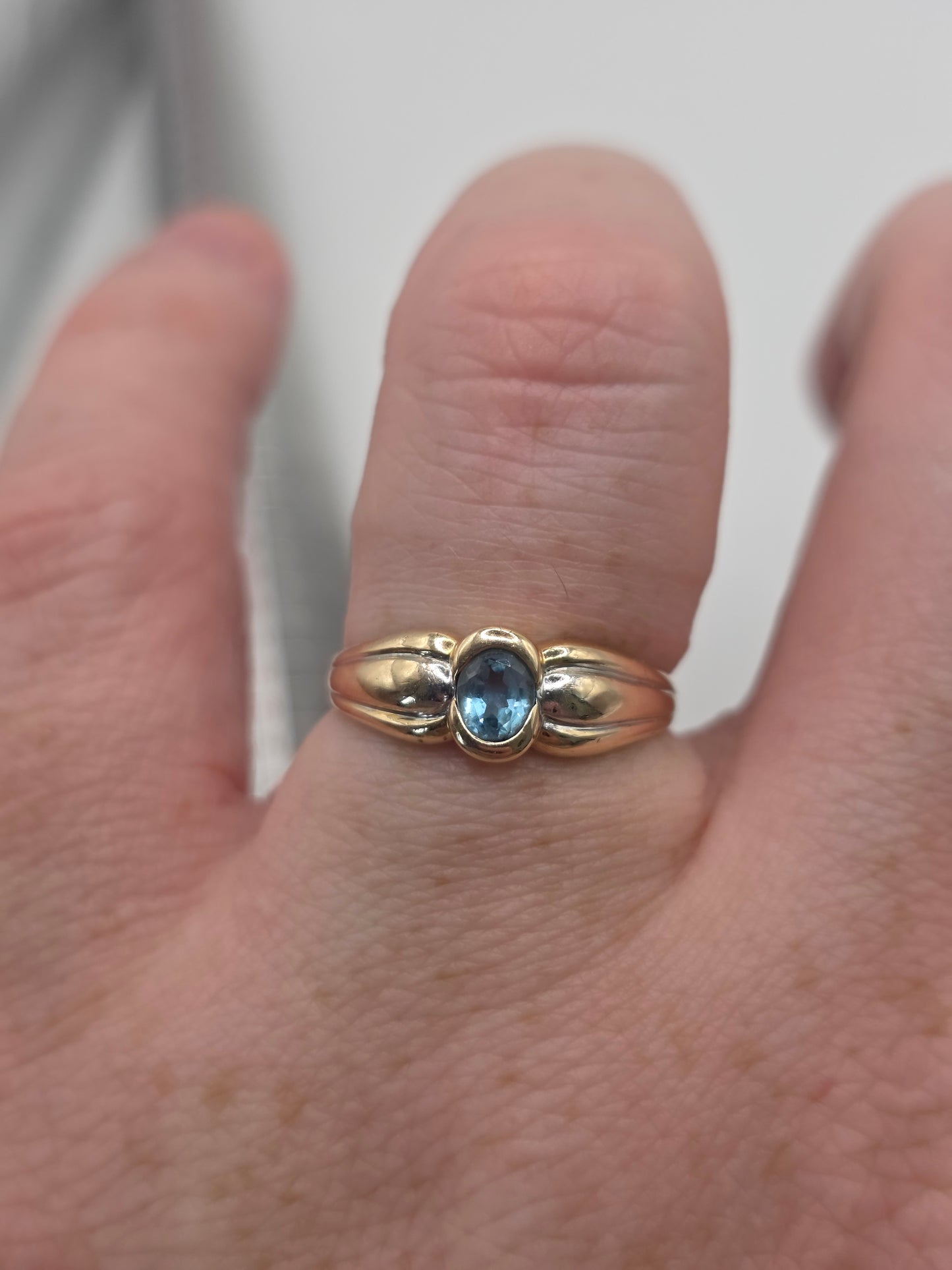 9ct gold topaz ring