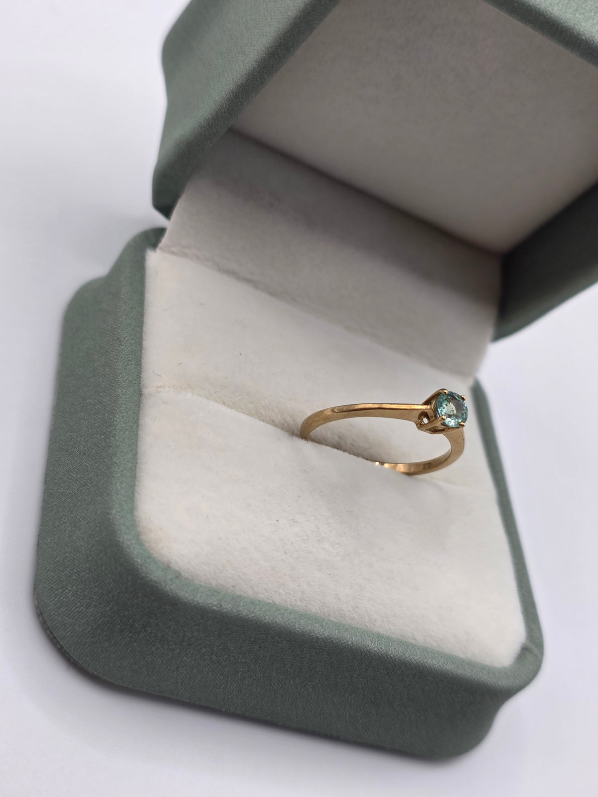 9ct gold topaz ring