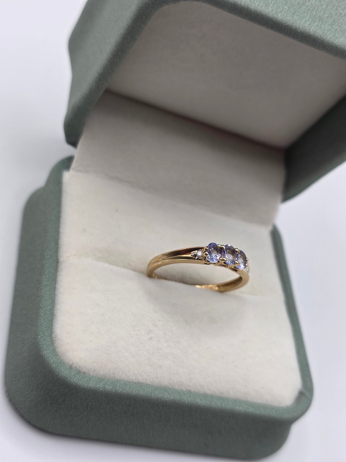 9ct gold tanzanite and diamond ring